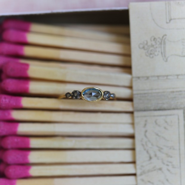 5 Octobre žiedas su topazu ir deimantais 